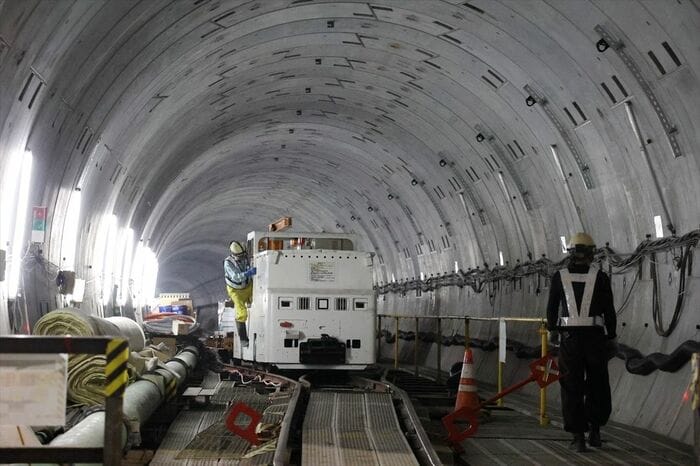 作業用車両がせわしなく動く
