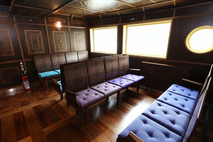 床や壁面は寄木細工などの凝った装飾を施している