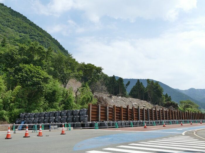 崩れた山の斜面