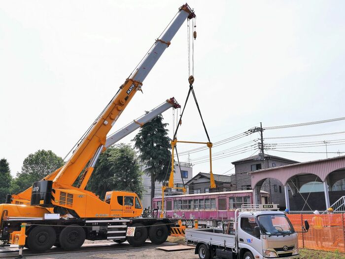 川口市の青木町公園からデハ230形を搬出する作業