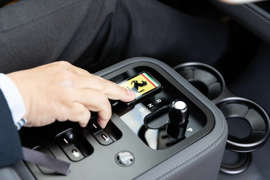 センターコンソールのドックにキーを置く筆者（写真：Ferrari）