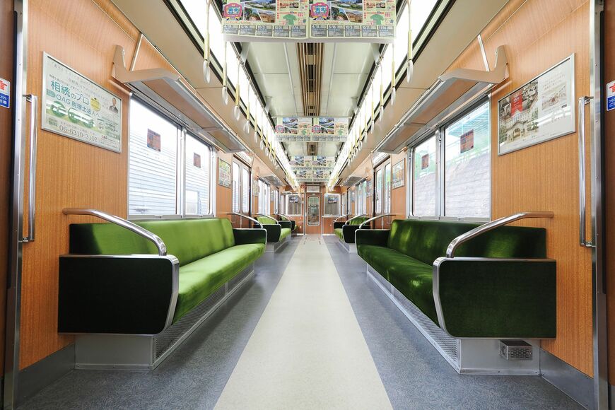 壁や座席などに”阪急テイスト”が漂う北大阪急行電鉄「8000形」の車内（撮影：伊原薫）