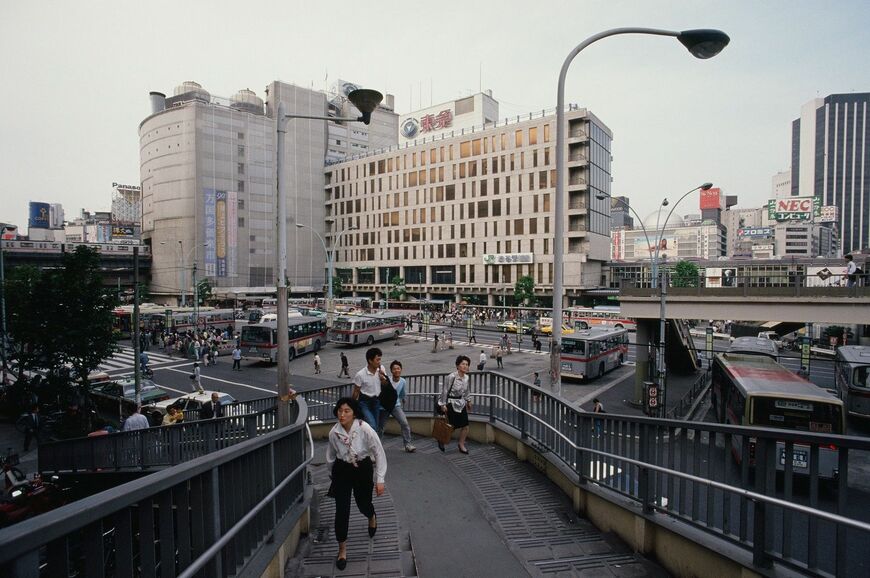 東急東横店。東館(写真左)、西館、南館(写真右)の3つの建物で構成され、渋谷駅と一体化して、ある種の立体迷路と化していた。2020年に閉店して現在再開発中（写真：1989年、東洋経済写真部撮影）