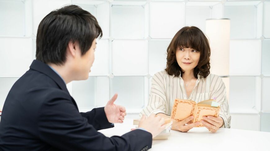 ラテン語の格言をめぐって対談したヤマザキマリさん（右）とラテン語さん（左）（写真提供：SBクリエイティブ）