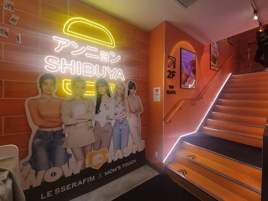 ネオンサインがまぶしい店内。韓国アイドルのポップも若いお客を意識しているようだ（筆者撮影）