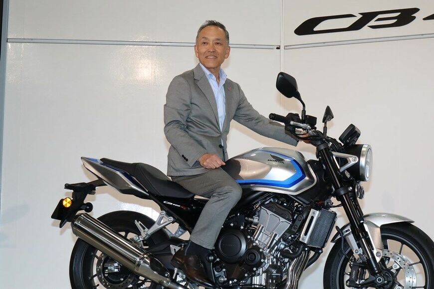 モーターサイクルショー2026で展示されたホンダ「CB400スーパーフォアE-クラッチ コンセプト」（写真：筆者撮影）