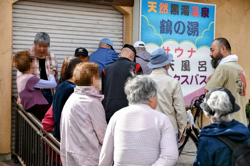 鶴の湯、開店前から集まる地域の銭湯ファン（筆者撮影） 