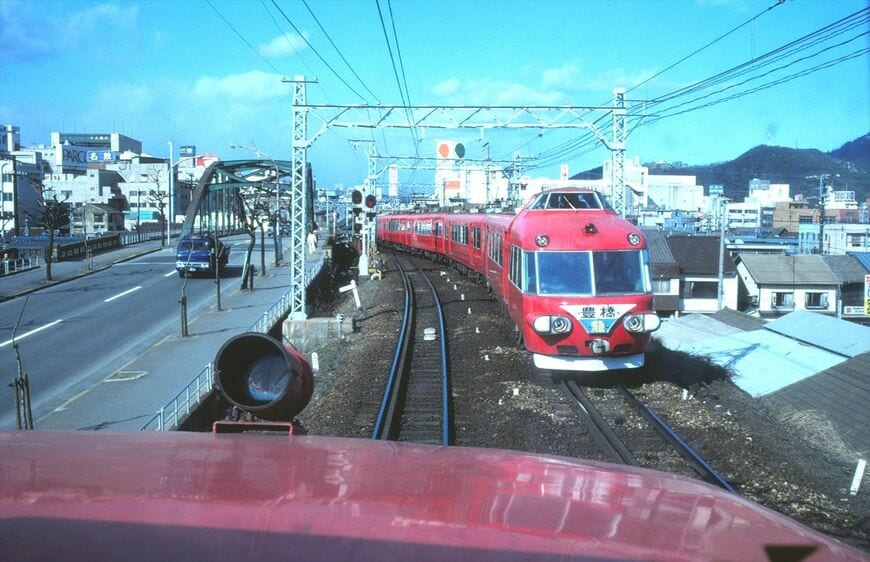 パノラマカーの運転台から見たパノラマカー。新岐阜（現・名鉄岐阜）到着前、豊橋行き急行のパノラマカーとすれ違う（撮影：南正時）