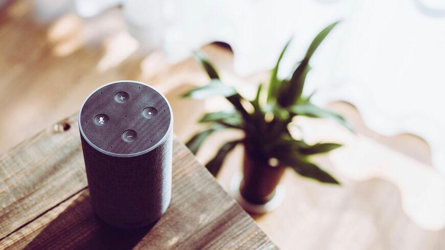 ポータブルからホームシアターのレベルアップまで、日常をアクティブにしてくれるスピーカーを紹介（写真：bee／PIXTA） 