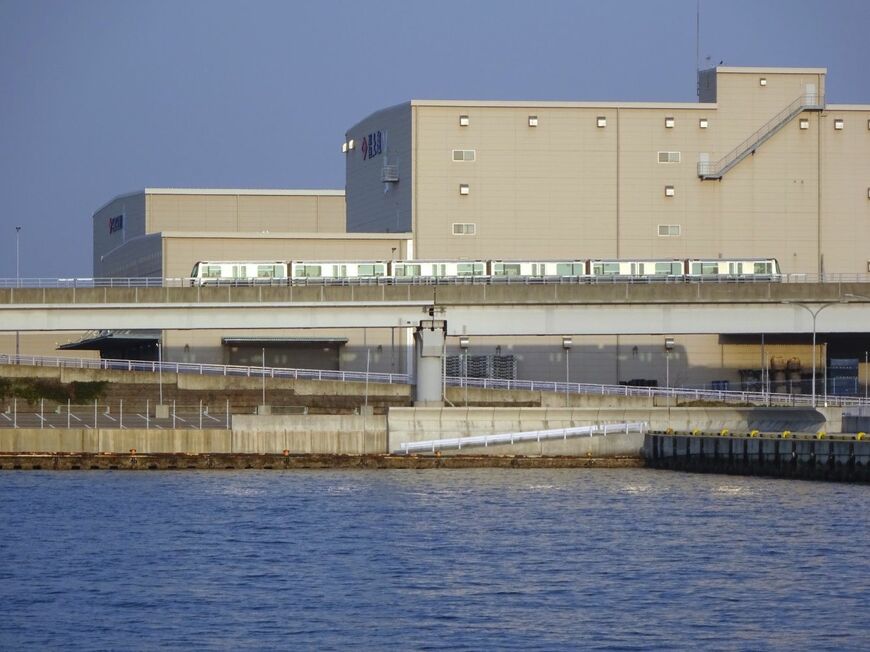 神戸の中心地、三宮から延びるポートライナー（筆者撮影）