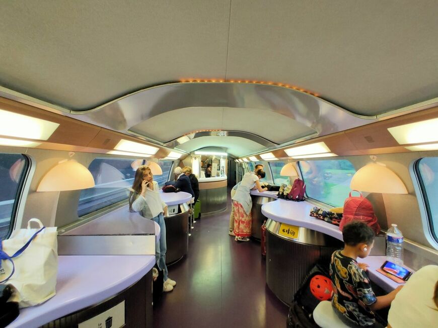 フランスから乗り入れるTGV「リリア」のビュッフェ車（筆者撮影）