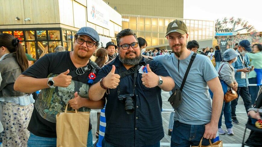 スウェーデンから来たという3人組。右の男性は「歩きすぎて日焼けしちゃったよ」と苦笑い（記者撮影）