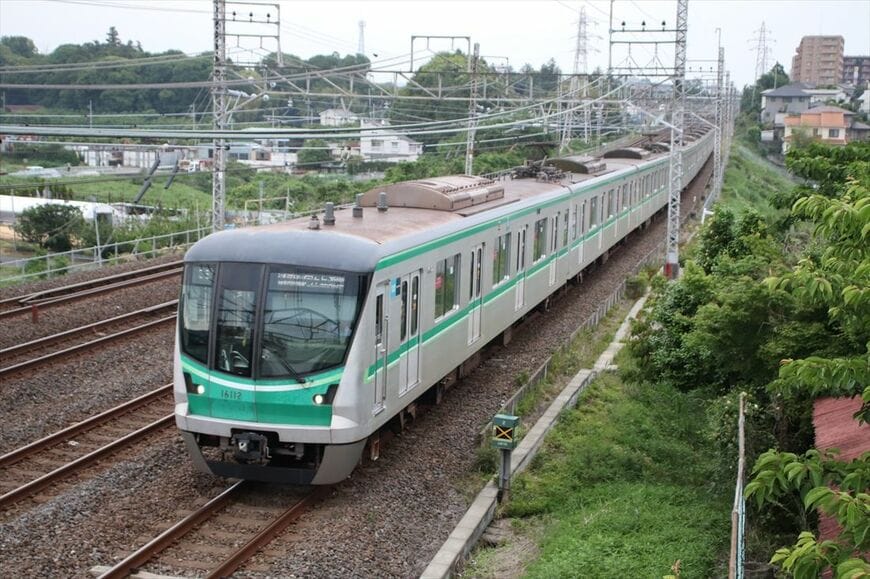 緩行線は東京メトロ千代田線と相互直通運転を実施。写真の東京メトロ16000系に加え、千代田線と相互乗り入れしている小田急線の4000形も走る。いずれも直流電車だ（筆者撮影）