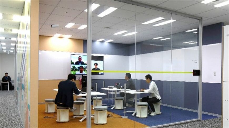 カラフルな会議室（写真：JR西日本）