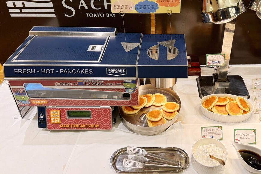 パンケーキマシーンで、出来立てのパンケーキを製造される（筆者撮影） 