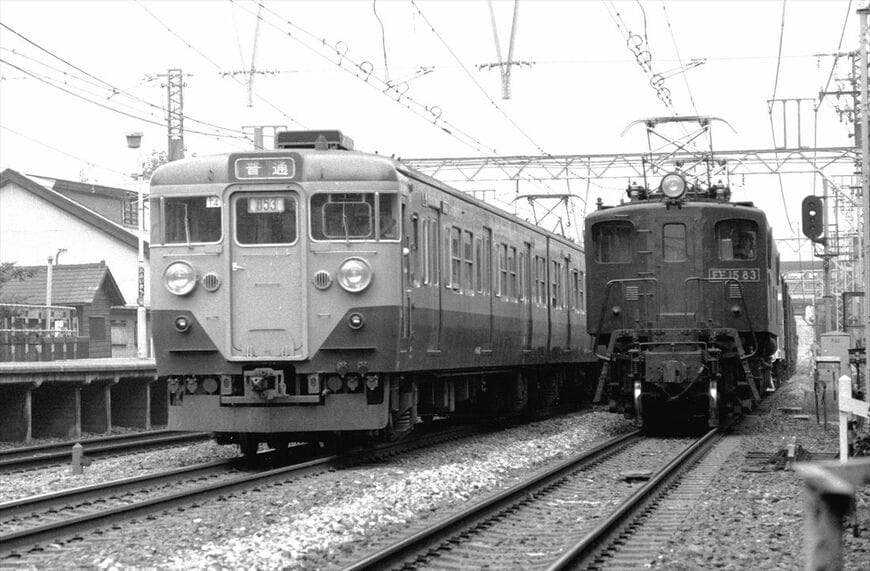 大井町付近で東海道線の普通電車と並んだEF15形牽引の貨物列車（撮影：南正時）