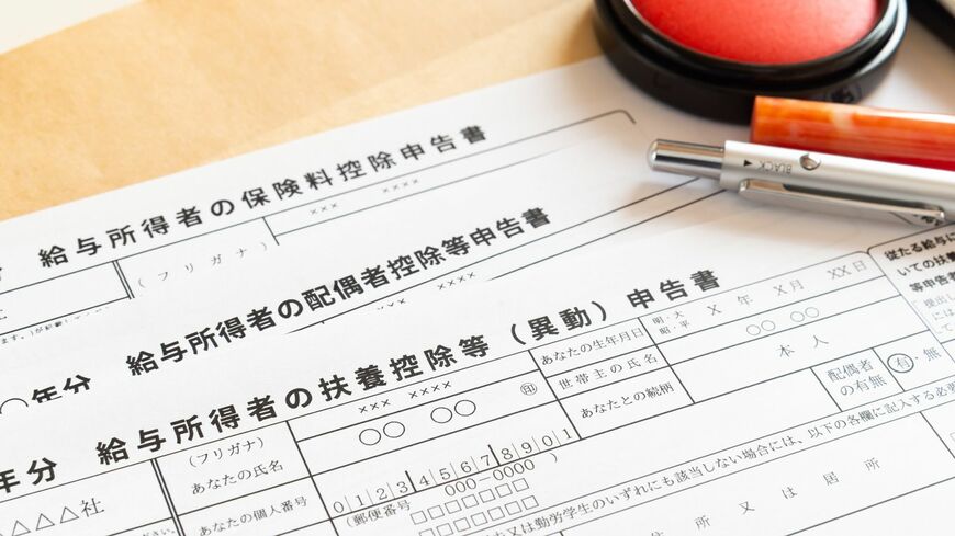 年末調整を受ける人が気をつけたいこと、控除証明書の見方などのイロハをご紹介します（写真：CORA／PIXTA）