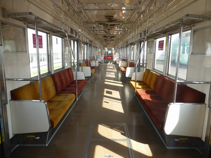 8000系から継承する4扉ロングシートは東急電鉄の標準となった（写真：東京さつきホスピタル）