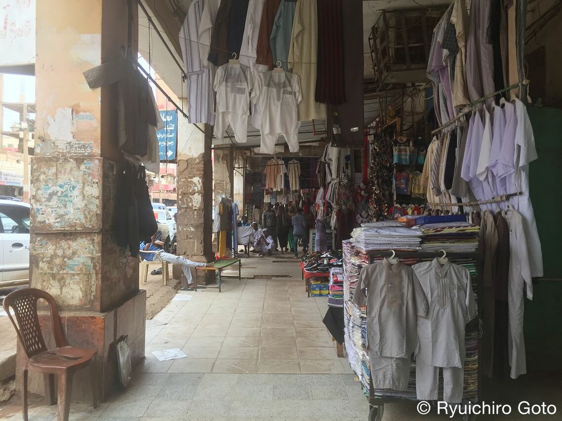 イスラム装束を売る衣服店