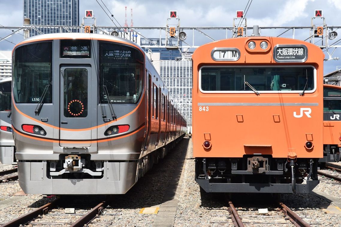 かつて大阪環状線でも活躍。323系（左）に置き換えられ