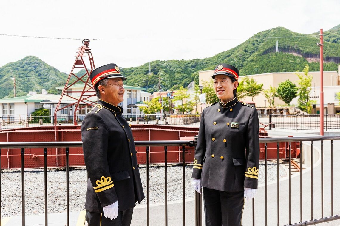 左が東武日光駅管区副管区長で鬼怒川温泉駅長の廣長さん、右が下今市駅長の田沼さん（撮影：鼠入昌史）