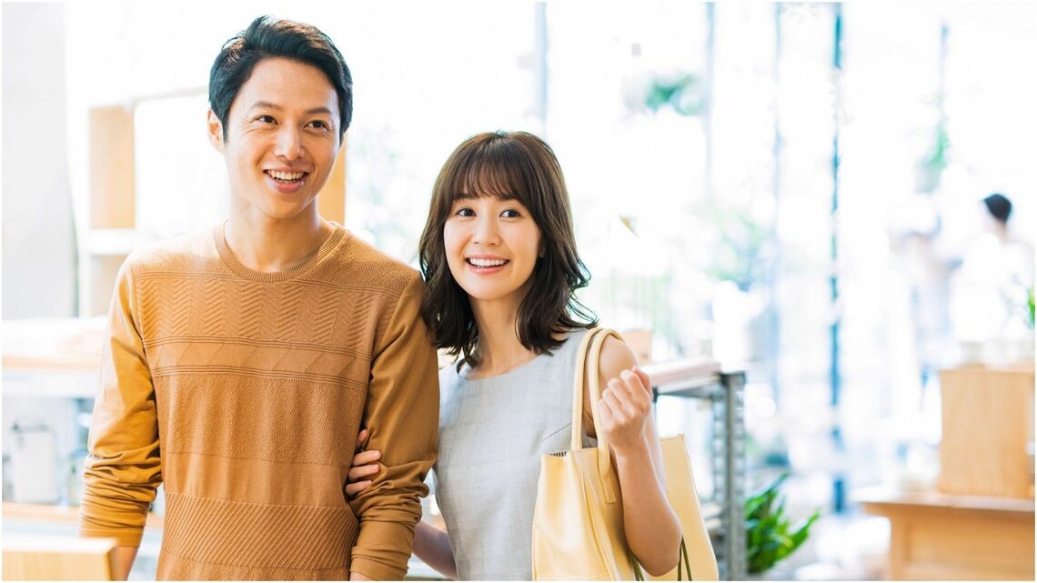 私たちは悲しくなると、なぜ買い物に走るのでしょうか?「行動経済学」でその理由が見えてきます(写真:kou / PIXTA)