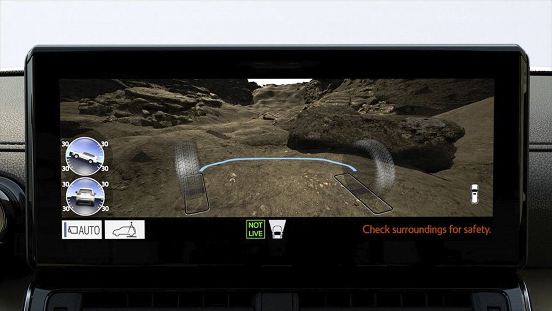 車両の直下が透けたように見えるマルチテレインモニター（写真：トヨタ自動車）