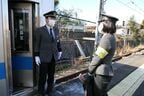 到着する電車の運転士に次々と声をかける