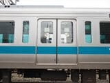 2000形のドア。一般的な通勤電車より30cm広い（記者撮影）