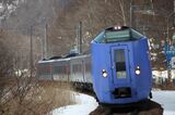 石勝線を走る「スーパーとかち」（撮影：南正時）