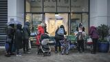 フードバンクで食品などの供給を受ける人々（写真：Mary Turner／The New York Times）