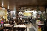 昭和の雰囲気が漂うアロマの店内（記者撮影）