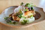 メインの魚料理。この日の付け合わせはご飯だった。付け合わせはメインに合うものが選ばれ、手作りのバゲットやおやきになる日もある（筆者撮影）