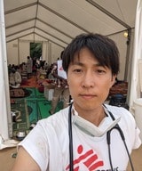 スーダンの隣国チャドで負傷者に対応する看護師の佐藤＝2023年6月（© MSF）
