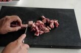 牛肩ロースの筋をカット