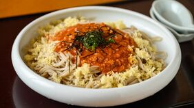 新潟イタリアン､名古屋あんかけスパに続く？ だしとみそがコクを生む､長野の老舗の新境地｢ミートソースそば｣の実力
