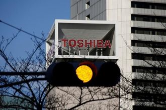 東芝､3月末の債務超過回避策は綱渡りだ