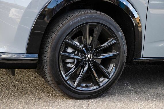 「A-Spec with Advance Package」は19インチホイールに、コンチネンタルのオールシーズンタイヤProContact TXを装着。サイズは235/45R19