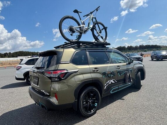 「Adventure スタイル」装着車はサイドに描かれる「山」のデカールにも注目(筆者撮影)