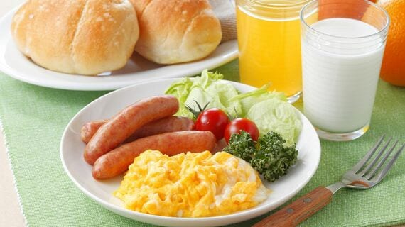 パン、卵、ソーセージの朝食