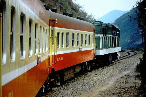 山間部を走る昆河線の車窓から