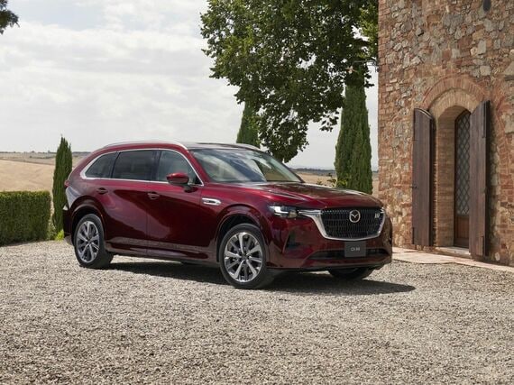 「CX-80」は「CX-90」よりフェンダーの張り出しが少なく、ナローであることがわかる（写真：マツダ）