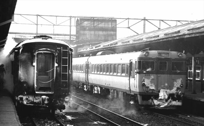 札幌駅に停車中のキハ56系急行「大雪」（右）。