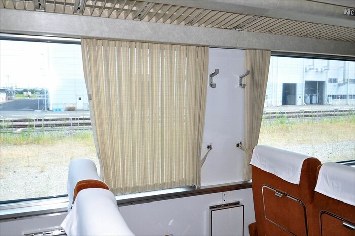 カーテンは薄手の横引タイプだ