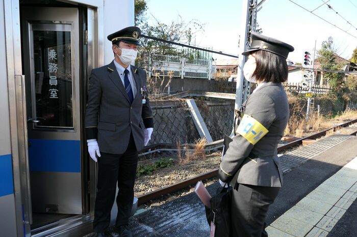 到着する電車の運転士に次々と声をかける
