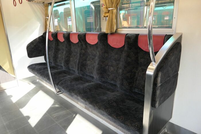 車端部のクロスシート