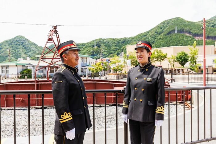 左が東武日光駅管区副管区長で鬼怒川温泉駅長の廣長さん、
