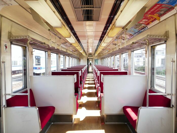 ボックスシートとロングシートを組み合わせた車内