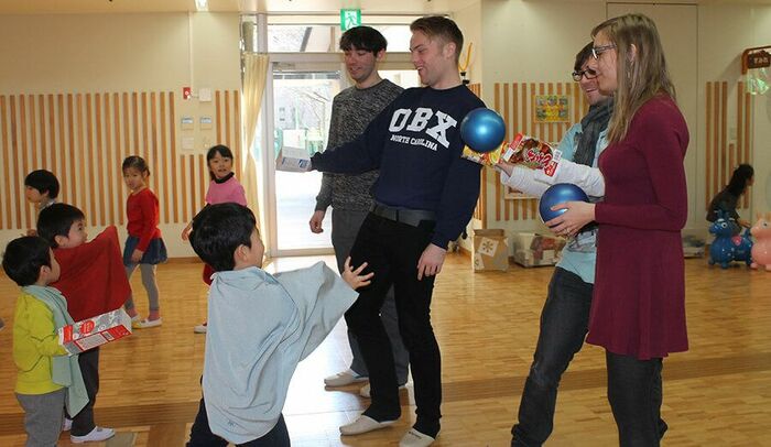 成城大学交換留学生との交流による国際理解教育（幼稚園）