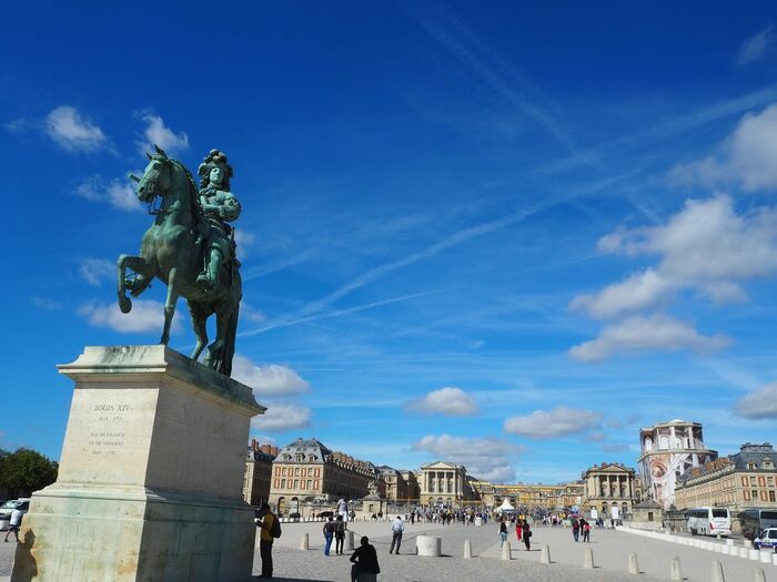 ヴェルサイユ宮殿の正面に建つルイ14世の騎馬像